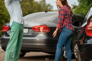 Conductores hablando tras choque automovilístico